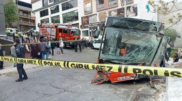 İzmir’de belediye otobüsü bahçe duvarına çarptı: Yaralılar var