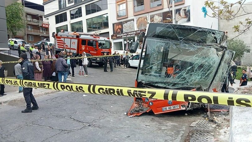 İzmir’de belediye otobüsü bahçe duvarına çarptı: Yaralılar var