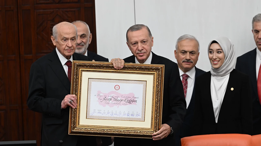 Cumhurbaşkanı Erdoğan mazbatasını MHP lideri Devlet Bahçeli’den aldı