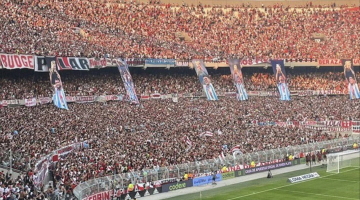 River Plate maçında tribünden düşen taraftar hayatını kaybetti