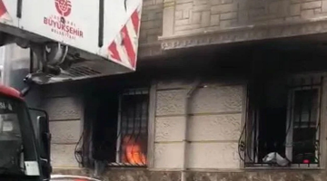 Eşi ve çocuklarının içinde bulunduğu daireyi yaktı