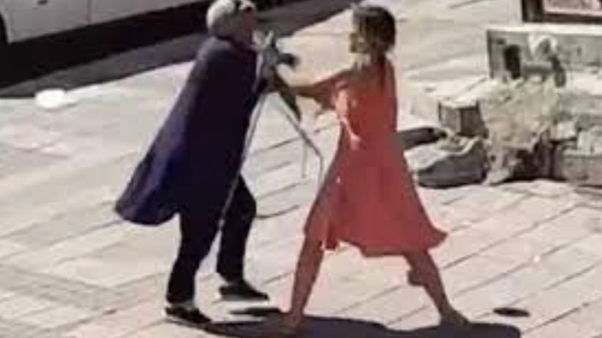 Sokak ortasında başörtülü kadınlara alçak saldırı