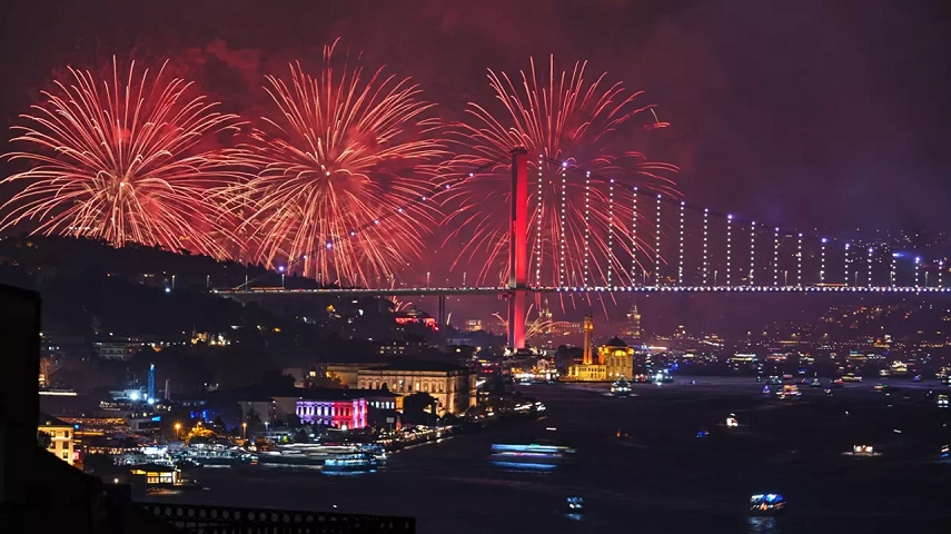 İstanbul Boğazı’nda dron ve havai fişeklerle gösteri düzenlendi