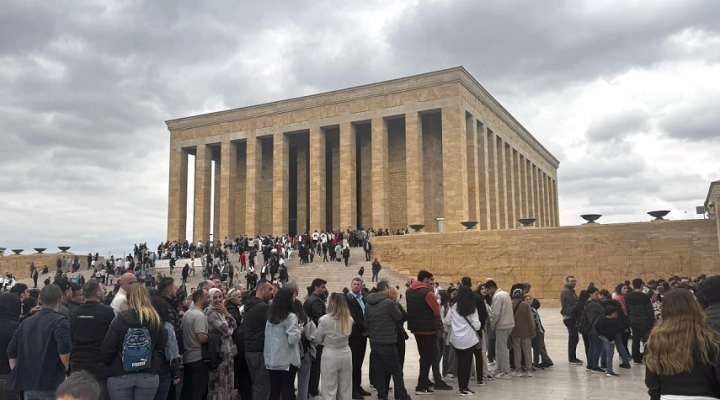 Anıtkabir’de bayramda ziyaretçi yoğunluğu yaşandı