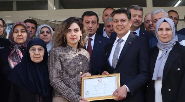 MHP lideri Bahçeli’nin tebrik ettiği Belediye Başkanı mazbatasını aldı
