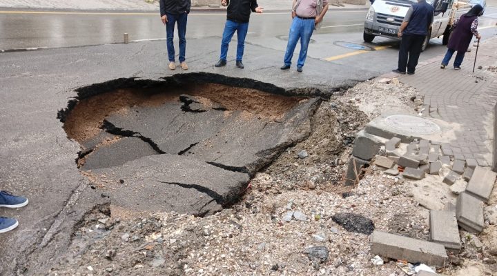 Ankara’da şiddetli yağışta bazı yollar çöktü