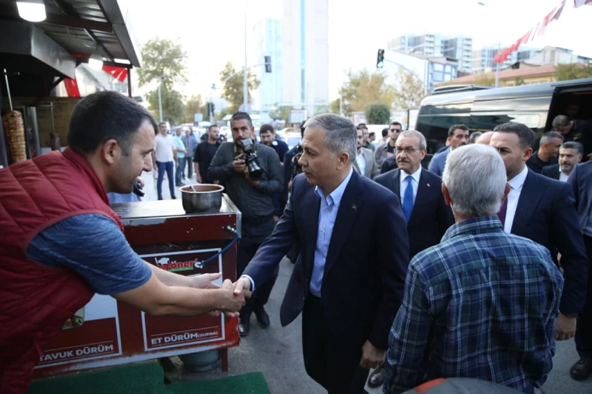 Bakan Yerlikaya Malatya’daki depremzedeleri ziyaret etti