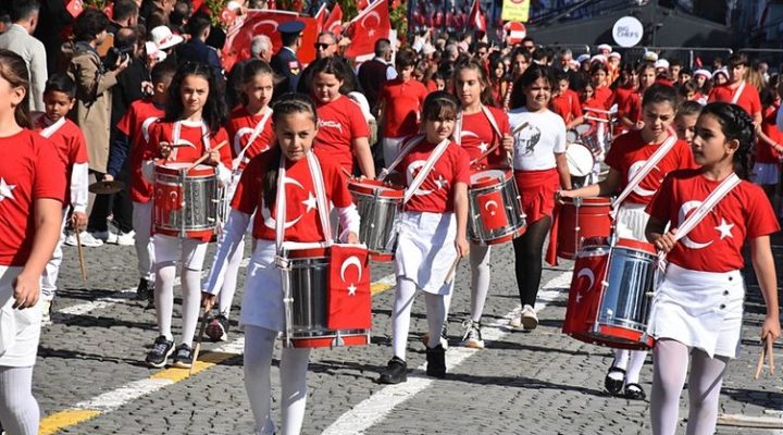 Cumhuriyet’in 101. yılı İzmir’de coşkuyla kutlandı