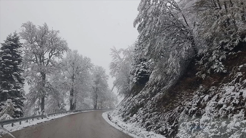 Bolu-Yedigöller yolu kar ve buzlanma nedeniyle kapatıldı