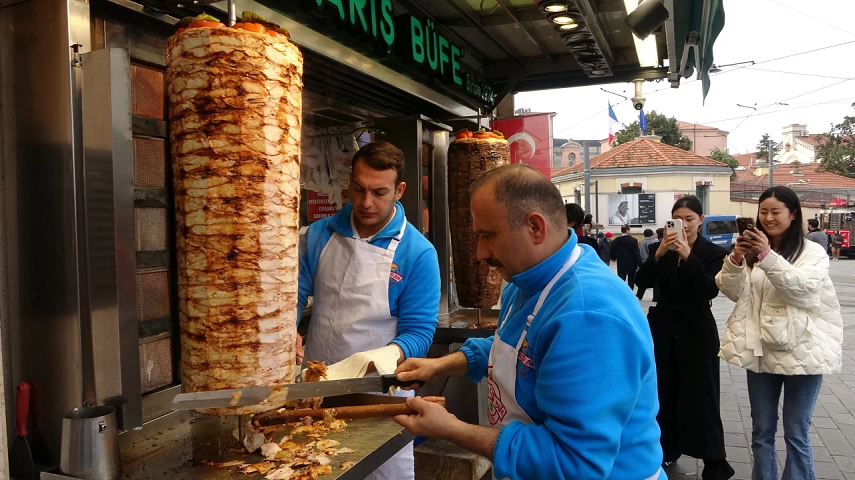 Taksim’de turistin akıl almaz yöntemi: Hesabı ödememek için bunu yaptı