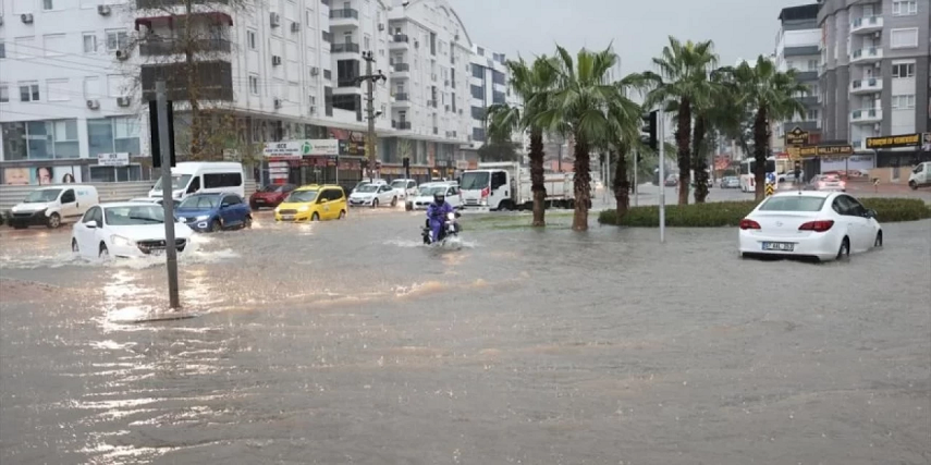 Antalya’da turuncu kodlu yağış uyarısı: Taşımalı eğitime 1 gün ara verildi!