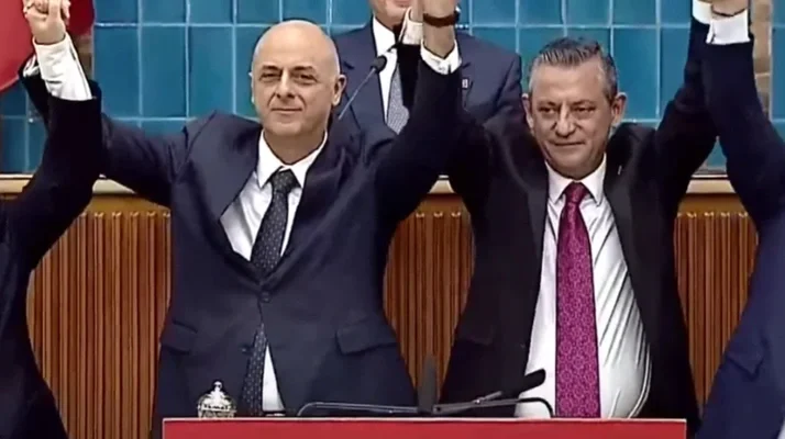 İYİ Parti’den istifa eden Ümit Özlale CHP’ye katıldı! Rozetini Özgür Özel taktı