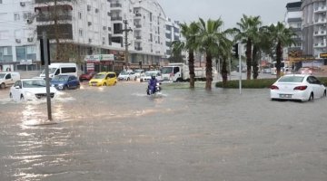 Antalya’da turuncu kodlu yağış uyarısı: Taşımalı eğitime 1 gün ara verildi!